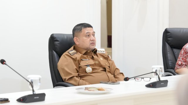 Wali Kota Makassar, Munafri Arifuddin, saat memimpin jalannya rapat koordinasi lintas sektor bersama jajaran OPD, camat, dan lurah, Selasa (7/4/2026). Dalam arahannya, ia menegaskan pentingnya kolaborasi penertiban parkir liar ekspedisi serta penataan regulasi gudang di dalam kota.