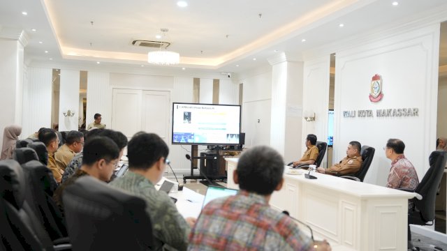 Wali Kota Makassar, Munafri Arifuddin (tengah, pakaian dinas cokelat), didampingi jajaran kepala dinas terkait saat menyimak pemaparan program kolaborasi Smart Street Lighting Project berbasis kecerdasan buatan (AI) dari jajaran manajemen Ecolant Co., Ltd. Korea Selatan di Ruang Rapat Balai Kota Makassar, Selasa (7/4/2026).