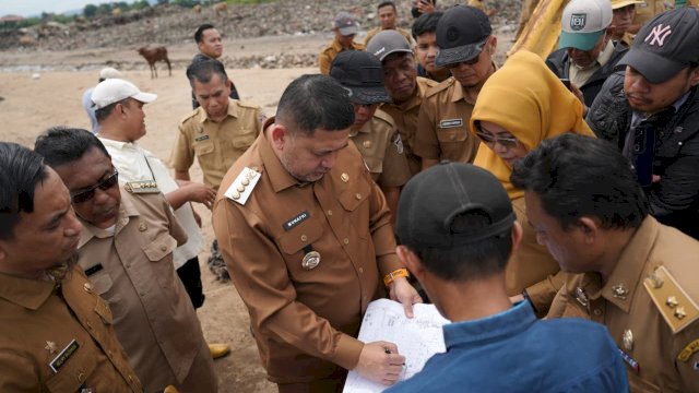 Wali Kota Makassar, Munafri Arifuddin (tengah, memegang pena), didampingi kepala dinas teknis dan camat setempat saat mencermati sekaligus menandatangani draf peta batas lahan dan rencana pembukaan rute jalan baru untuk proyek PSEL bernilai Rp3 triliun di kawasan TPA Tamangapa, Manggala, Selasa (7/4/2026) pagi.