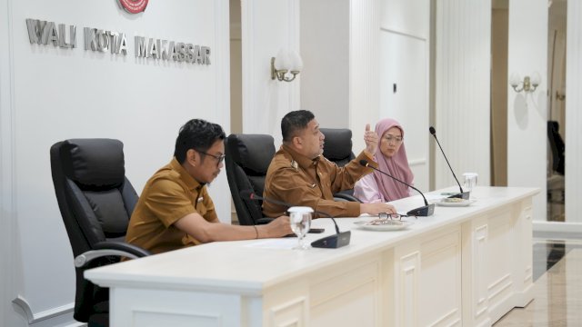 Wali Kota Makassar, Munafri Arifuddin (tengah), saat memberikan instruksi dan arahan tegas dalam rapat koordinasi lanjutan persiapan IGS Diplomatic Tour Makassar 2026 di Ruang Rapat Balai Kota Makassar, Selasa (7/4/2026). Pertemuan lintas sektor ini menekankan penguatan aspek hospitality dan kesiapan portofolio investasi kota.