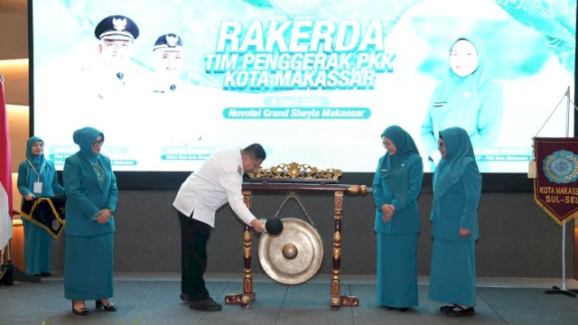 Wali Kota Makassar, Munafri Arifuddin (tengah, berbaju putih), secara simbolis memukul gong sebagai tanda pembukaan Rapat Kerja Daerah (Rakerda) Tim Penggerak PKK Kota Makassar di Novotel Grand Shayla Makassar, Rabu (8/4/2026). Prosesi pembukaan ini disaksikan langsung oleh Ketua TP PKK Makassar Melinda Aksa (dua dari kanan) beserta jajaran pengurus teras.