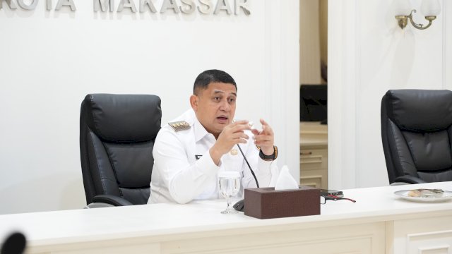 Wali Kota Makassar, Munafri Arifuddin (tengah), saat memberikan instruksi tegas dalam rapat koordinasi penataan kota di Balai Kota Makassar, Rabu (8/4/2026). Dalam pertemuan tersebut, Wali Kota menginstruksikan pembersihan total terhadap baliho ilegal dan reklame kadaluwarsa yang melanggar aturan tata ruang.