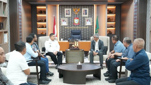 Wali Kota Makassar, Munafri Arifuddin (tiga dari kiri, baju putih), saat berdiskusi akrab menerima kunjungan kerja Direktur Komersial PT Pelindo (Persero) Farid Padang (empat dari kanan, berjas abu-abu) beserta Executive Director 4 Pelindo Regional IV Abdul Azis di ruang kerja Wali Kota Makassar, Rabu (8/4/2026). Pertemuan ini mematangkan proyek strategis Taman Km 0 dan konsolidasi tata ruang logistik Makassar New Port.