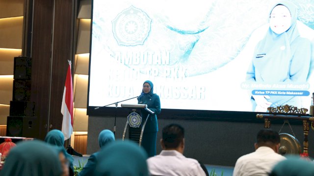 Ketua TP PKK Kota Makassar, Melinda Aksa (tengah, berhijab toska), saat memberikan arahan dan membacakan komitmen strategis organisasi dalam acara penutupan Rapat Kerja Daerah (Rakerda) TP PKK Kota Makassar Tahun 2026 yang berlangsung di Hotel Novotel Makassar, Rabu (8/4/2026). Forum ini menghasilkan sejumlah poin penting terkait akselerasi penanganan stunting dan tertib administrasi.