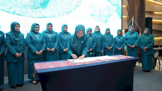 Ketua TP PKK Kota Makassar, Melinda Aksa (tengah, menunduk), secara resmi menandatangani naskah dokumen berita acara pembukaan Rapat Kerja Daerah (Rakerda) TP PKK Kota Makassar Tahun Anggaran 2026 di Hotel Novotel Makassar, Rabu (8/4/2026). Prosesi penandatanganan strategis ini disaksikan langsung oleh jajaran pengurus teras PKK tingkat kota dan kecamatan.