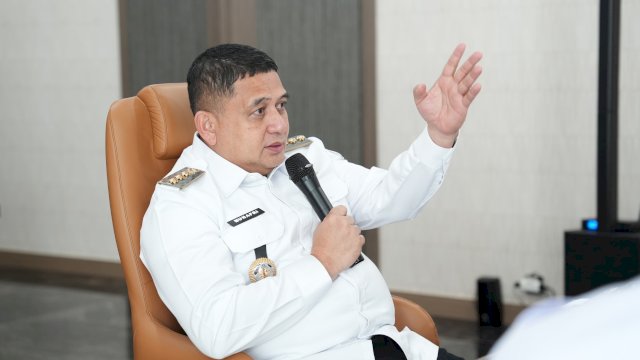 Wali Kota Makassar, Munafri Arifuddin, saat memberikan arahan dan instruksi strategis terkait pentingnya penguatan mitigasi bencana berbasis komunitas di ruang rapat Balai Kota Makassar, Rabu (8/4/2026). Wali Kota mendukung penuh pembentukan Kampung Siaga Bencana (KSB) di Kecamatan Tamalanrea serta program percepatan digitalisasi bansos.