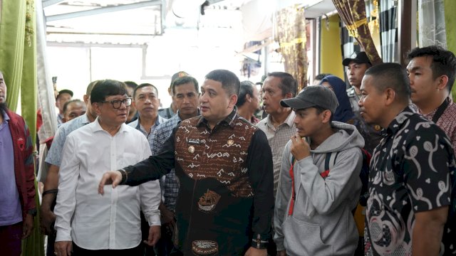 Wali Kota Makassar, Munafri Arifuddin (tengah, berkemeja batik), saat memimpin langsung peninjauan kondisi ruang dan fasilitas gedung New Makassar Mall (Pasar Sentral), Kamis (9/4/2026). Wali Kota menginstruksikan PD Pasar dan jajaran SKPD terkait untuk segera merumuskan konsep revitalisasi total guna membangkitkan kembali pasar legendaris tersebut sebagai sentra UMKM modern.
