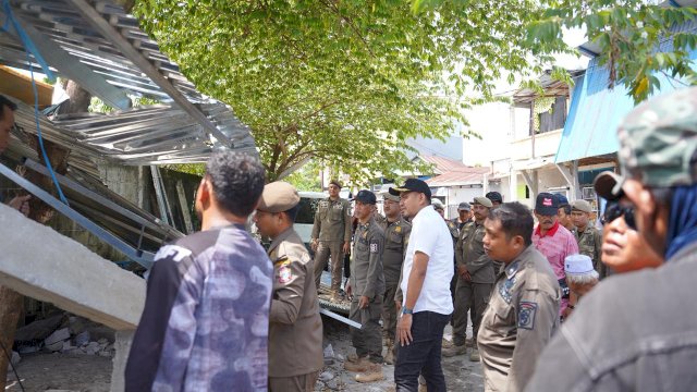Camat Biringkanaya, Maharuddin (tengah, berkemeja putih/kaos putih), bersama Lurah Bulurokeng Muh. Mahar dan aparat keamanan gabungan saat memantau langsung jalannya penataan dan pembongkaran mandiri lapak Pedagang Kaki Lima (PKL) yang menempati fasilitas umum di Kecamatan Biringkanaya, Kota Makassar, Kamis (9/4/2026). Penataan 167 lapak di tujuh titik ini berjalan kondusif berkat pendekatan persuasif dan penyediaan skema relokasi ke kawasan GOR Sudiang dan PD Terminal.