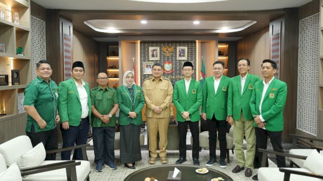 Wali Kota Makassar, Munafri Arifuddin (tengah, berbaju cokelat), saat menerima kunjungan silaturahmi dari Ketua DPW PPP Sulsel Ilham Ari Fauzi Amir Uskara (empat dari kanan) bersama jajaran pengurus dan anggota Fraksi PPP DPRD Kota Makassar di ruang kerja Wali Kota, Gedung Balai Kota Makassar, Senin (15/6/2026). Pertemuan strategis ini menghasilkan komitmen politik dari PPP untuk mengawal dan mendukung penuh seluruh program pembangunan Pemkot Makassar.