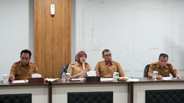 Wakil Wali Kota Makassar, Aliyah Mustika Ilham (dua dari kiri, memegang mikrofon), saat memimpin sekaligus membuka rapat koordinasi Persiapan Lomba Kelurahan Berprestasi Tingkat Provinsi Sulsel Tahun 2026 di Ballroom Makassar Government Center (MGC), Senin (15/6/2026). Rapat yang dihadiri Sekda Andi Zulkifly Nanda (dua dari kanan) ini menetapkan Kelurahan Gunung Sari, Kecamatan Rappocini, sebagai perwakilan Makassar dengan target mempertahankan juara pertama di tingkat provinsi dan nasional.