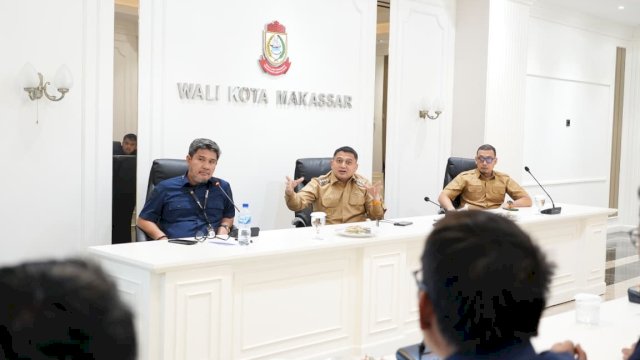 Wali Kota Makassar, Munafri Arifuddin (tengah, memimpin rapat), saat memimpin langsung jalannya rapat koordinasi khusus bersama jajaran Direksi Perumda Parkir Makassar Raya di Gedung Balai Kota Makassar, Senin (15/6/2026). Dalam rapat ini, Wali Kota menginstruksikan Perumda Parkir segera merancang pilot project gedung parkir modern bertingkat (building parking) di kawasan Boulevard, Pengayoman, dan menata parkir semrawut di sekitar Jalan Metro Tanjung Bunga (TSM) demi memberantas pungli dan meng