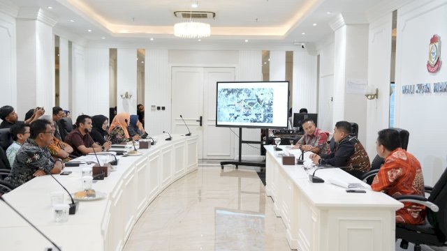 Wali Kota Makassar, Munafri Arifuddin (tengah kanan, memimpin rapat), didampingi CEO Kalla Land & Property Ricky Theodores (kedua dari kanan) saat memimpin rapat koordinasi dan monitoring progres pembangunan jalan alternatif Dr. Leimena-Antang di Gedung Balai Kota Makassar, Kamis (9/4/2026). Pertemuan ini menegaskan komitmen percepatan pembebasan lahan agar target penyelesaian fisik jalan pemecah kemacetan Manggala-Tamalanrea sepanjang 1,3 km tersebut rampung tahun ini.