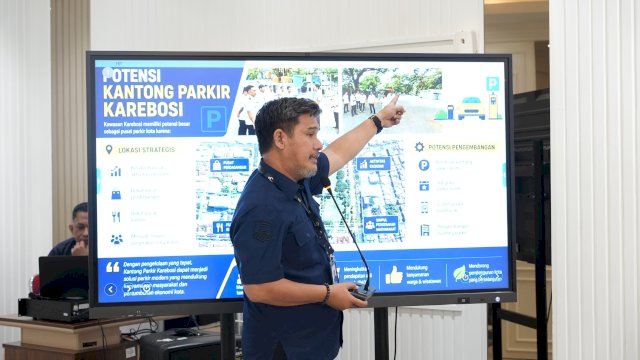 Direktur Utama Perumda Parkir Makassar Raya, Adi Rasyid Ali (ARA), saat memaparkan materi presentasi mengenai transformasi tata kelola perparkiran terintegrasi di hadapan Wali Kota Makassar dalam rapat koordinasi di Gedung Balai Kota Makassar, Senin (15/6/2026). Perumda Parkir tengah mengkaji skema e-ticketing parkir senilai Rp5.000 yang melekat langsung di dalam tiket konser musik guna memberantas praktik pungli.