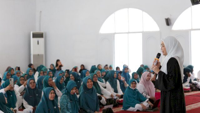 Ketua Tim Penggerak (TP) PKK Kota Makassar, Melinda Aksa (kanan, berdiri memegang mikrofon), saat memberikan arahan dalam kegiatan Kajian Islam Perdana Pokja I TP PKK Kota Makassar di Masjid Agung 45 Makassar, Kamis (9/11/2026). Dalam momentum spiritual yang dihadiri ratusan pengurus kecamatan dan kelurahan tersebut, Melinda menginstruksikan pengaktifan kelompok pemandi jenazah di setiap kelurahan melalui program bimbingan teknis (bimtek) terpadu.
