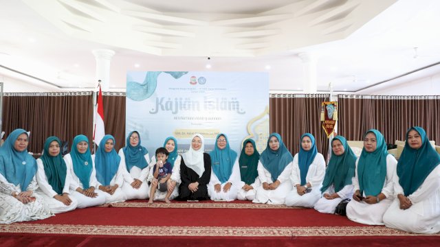 Ketua Tim Penggerak (TP) PKK Kota Makassar yang juga Ketua Dewan Lingkungan Kota Makassar, Melinda Aksa (tengah, berjilbab putih), berfoto bersama dengan jajaran ketua dan pengurus inti TP PKK kecamatan serta kelurahan seusai menghadiri kegiatan Kajian Islam di Masjid Agung 45 Makassar. Dalam forum tersebut, Melinda menginstruksikan seluruh kader PKK menjadi role model penataan lingkungan hidup dengan mulai mendisiplinkan diri memilah sampah dari tingkat rumah tangga guna mereduksi beban volume 