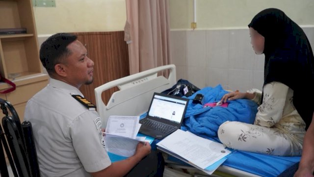 Kantor Imigrasi Kelas II TPI Parepare melaksanakan pengurusan paspor bagi pasien yang sedang menjalani perawatan medis di Rumah Sakit&nbsp;14.07.02 Dr. Sumantri, Kota Parepare, Senin (15/6).