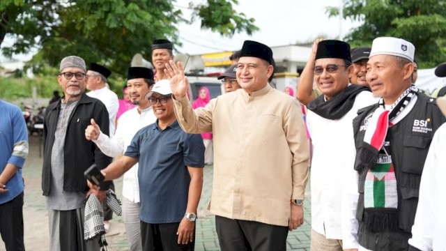 Wali Kota Makassar, Munafri Arifuddin (tengah, berkoko krem sambil melambaikan tangan), menyapa hangat warga saat menghadiri dan melepas secara resmi 2.000 peserta Pawai Kirab Muharram 1448 H di kawasan Tallasa City, Tamalanrea, Selasa (16/6/2026). Dalam agenda pembukaan Muharram Expo yang diinisiasi FOKUS Islam BTP tersebut, Wali Kota mengajak seluruh elemen masyarakat menjadikan Tahun Baru Islam sebagai momentum mempererat tali ukhuwah Islamiyah dan persatuan.