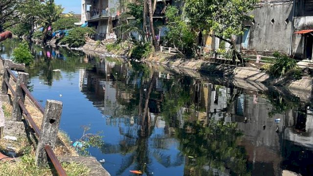 Kondisi aliran air di Kanal Kandea, Kecamatan Tallo, yang berada di kawasan perbatasan pemukiman padat penduduk. Badan Penanggulangan Bencana Daerah (BPBD) Kota Makassar menginstruksikan jajaran Tim Reaksi Cepat (TRC) untuk melakukan penyisiran sampah kiriman di sepanjang koridor air ini sebagai langkah mitigasi banjir dan pemeliharaan estetika tata ruang kota.