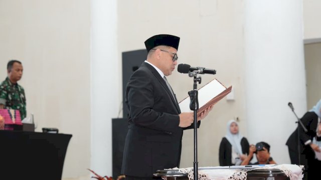 Wali Kota Makassar, Munafri Arifuddin (tengah), saat memimpin prosesi pengambilan sumpah dan janji jabatan 47 Kepala Puskesmas definitif jajaran Dinas Kesehatan Kota Makassar di Rumah Jabatan Wali Kota Makassar, Rabu (17/6/2026). Pelantikan ini menandai berakhirnya masa transisi kepemimpinan Plt yang telah berlangsung selama beberapa tahun, sekaligus menjadi komitmen duet Munafri-Aliyah dalam memperkokoh kualitas pelayanan kesehatan dasar di garda terdepan masyarakat.