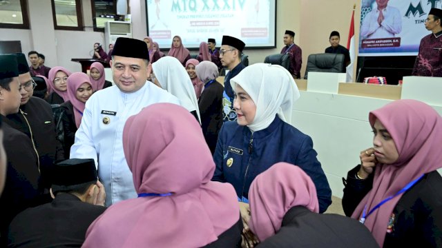 Wali Kota Makassar Munafri Arifuddin (kiri, berbaju putih) bersama Wakil Wali Kota Aliyah Mustika Ilham (tengah, berblazer biru) saat menyalami dan memberikan suntikan motivasi langsung kepada para peserta dalam acara Pelepasan Resmi Kafilah Kota Makassar menuju MTQ ke-XXXIV Tingkat Provinsi Sulsel di Ruang Sipakatau Kantor Balai Kota Makassar, Jumat (10/4/2026). Pemkot Makassar secara resmi melepas total 105 kontingen dengan target ambisius merebut predikat Juara Umum di Kabupaten Maros.