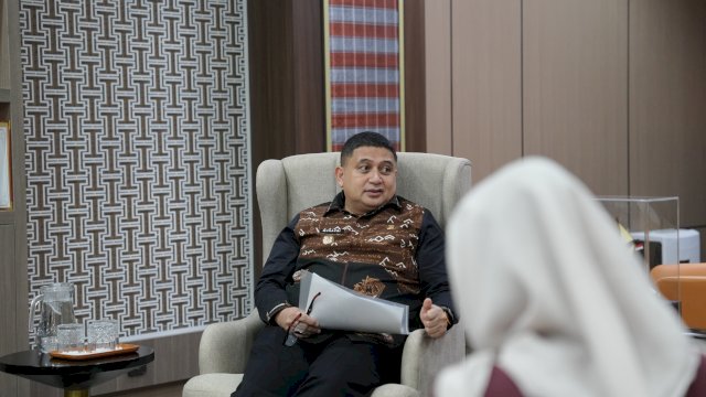 Wali Kota Makassar, Munafri Arifuddin (kiri), saat memimpin jalannya salah satu sesi wawancara mendalam dalam rangkaian Seleksi Terbuka Kepala Puskesmas Definitif se-Kota Makassar di ruang kerja, Jumat (10/4/2026). Pemkot Makassar menegaskan komitmennya untuk menerapkan prinsip the right man on the right place dengan memberikan kesempatan yang setara bagi seluruh tenaga kesehatan berprestasi demi mendongkrak mutu pelayanan medis dasar di Kota Makassar.
