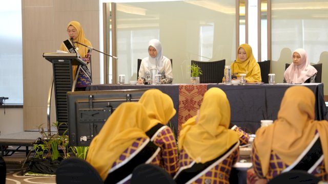 Bunda PAUD Kota Makassar, Melinda Aksa (kiri, di podium), saat membacakan sambutan sekaligus membuka secara resmi jalannya Rapat Kerja Daerah (Rakerda) Kelompok Kerja (Pokja) Bunda PAUD Kota Makassar Tahun 2026 di Hotel Novotel Makassar, Jumat (10/4/2026). Forum strategis ini melahirkan sejumlah draf kebijakan prioritas, di antaranya perluasan ekspansi institusi PAUD Negeri serta penegasan implementasi program wajib belajar PAUD satu tahun bagi anak usia 5&ndash;6 tahun di Kota Makassar.