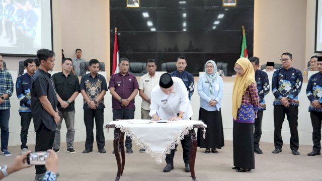 Wali Kota Makassar, Munafri Arifuddin, membubuhkan tanda tangan dalam lembar komitmen aksi penanganan sampah terintegrasi didampingi Ketua Dewan Lingkungan Hidup Kota Makassar Melinda Aksa (kanan depan) dan Sekretaris Daerah Kota Makassar Andi Zulkifly Nanda beserta jajaran camat, Jumat (10/4/2026). Agenda rakor lintas instansi yang digelar bertepatan dengan jadwal WFH ini menargetkan percepatan pengalihan metode kelola TPA Antang menuju sistem sanitary landfill guna membebaskan Kota Daeng dari 