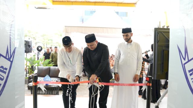 Wali Kota Makassar, Munafri Arifuddin (tengah), saat melakukan prosesi pemotongan pita merah sebagai simbolisasi peresmian Grand Opening Kampus ke-2 Sekolah Islam Terpadu (SIT) Raffasya Yayasan Baitul Makmur di kawasan Jalan A.P Pettarani, Makassar, Sabtu (11/4/2026). Pemkot Makassar siap mendukung penguatan ekosistem sekolah berbasis karakter Qur'ani demi membentengi moralitas generasi muda dari dampak negatif disrupsi teknologi.