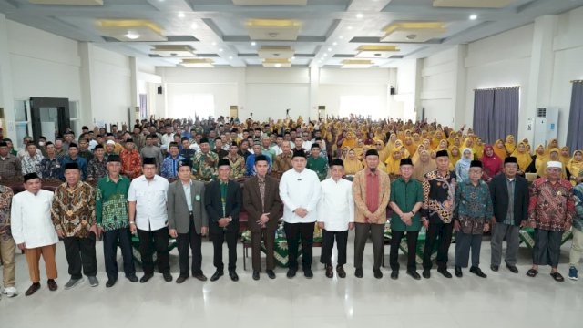 Wali Kota Makassar, Munafri Arifuddin (tengah pakaian putih), berfoto bersama dengan unsur pimpinan dan jajaran kader Pimpinan Daerah Muhammadiyah Kota Makassar dalam momentum Syawalan 1447 H di Gedung BBPMP Sulsel, Jalan A.P. Pettarani, Makassar. Pemkot Makassar dan Muhammadiyah sepakat mempererat kerja sama taktis di bidang pendidikan gratis, penanganan sampah berbasis maggot, serta penguatan ekonomi lorong.