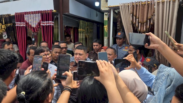 Wali Kota Makassar Munafri Arifuddin saat diwawancarai oleh para jurnalis mengenai instruksi penguatan ketahanan pangan berbasis lorong dan target capaian kebersihan lingkungan.