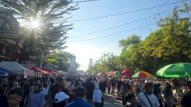 Ribuan warga Makassar memadati kawasan Car Free Day (CFD) Jalan Boulevard, Kecamatan Panakkukang, yang kini bertransformasi menjadi pusat perputaran ekonomi kreatif dan wadah berkumpulnya ratusan pelaku UMKM lokal.