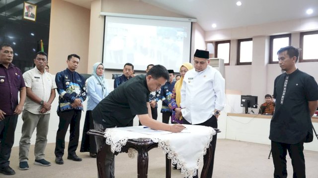 Wali Kota Makassar Munafri Arifuddin saat menyaksikan penandatanganan berita acara verifikasi lapangan proyek strategis PSEL Makassar Raya bersama tim teknis dan perwakilan instansi terkait.