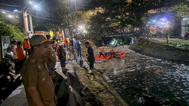 Sinergi taktis personel satuan tugas kebersihan dan tim evakuasi saat melakukan pengerukan sampah kiriman di kawasan Kanal Karuwisi&ndash;Pettarani guna menormalisasi aliran air.