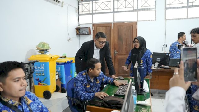 Wali Kota Makassar Munafri Arifuddin saat berdialog dengan operator dan memantau dasbor sistem aplikasi pendaftaran guna memastikan proses verifikasi dokumen SPMB 2026 berjalan akurat dan transparan.