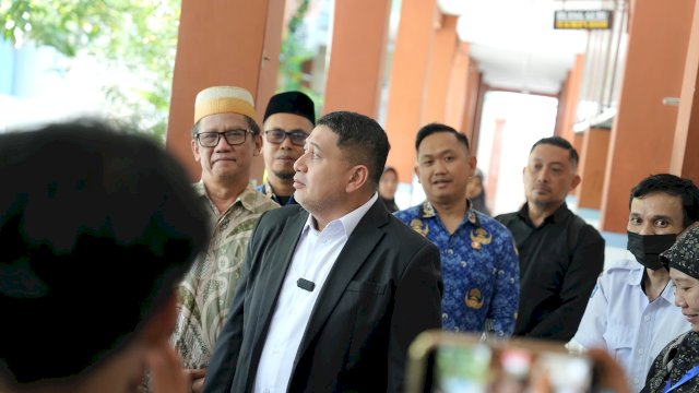 Wali Kota Makassar Munafri Arifuddin saat melakukan peninjauan langsung didampingi jajaran Dinas Pendidikan Kota Makassar guna memastikan kesiapan infrastruktur pelayanan SPMB 2026 berjalan lancar.