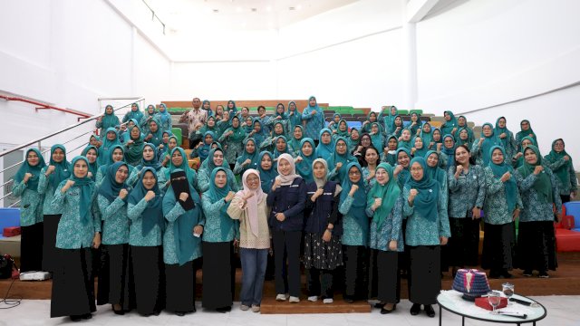 Sesi foto bersama jajaran pengurus Pokja II TP PKK Kota Makassar beserta seluruh kader kecamatan usai mengikuti pembukaan pelatihan pemanfaatan limbah plastik menjadi produk kerajinan kreatif bernilai ekonomi.
