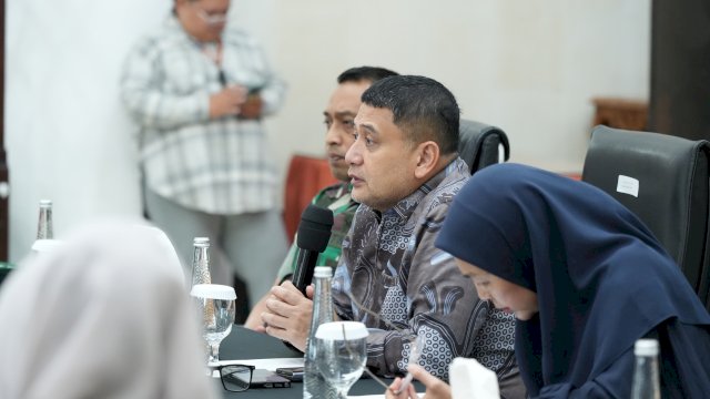 Wali Kota Makassar Munafri Arifuddin saat memimpin rapat koordinasi pengamanan bersama unsur Forkopimda dan Kemenlu RI untuk mematangkan kesiapan IGS Diplomatic Tour 2026 di Rujab Wali Kota.