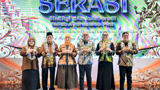 Wakil Wali Kota Makassar Aliyah Mustika Ilham saat melakukan sesi foto bersama dengan jajaran direksi BPJS Kesehatan RI dan pimpinan PWRI usai seremonial pembukaan kegiatan SERASI JKN di Makassar.