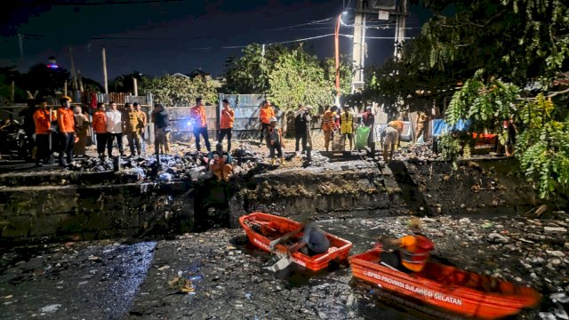 Sinergi petugas gabungan BPBD Kota Makassar bersama jajaran kecamatan saat berjibaku mengevakuasi tumpukan sampah domestik di sepanjang aliran Kanal Karuwisi&ndash;Pettarani guna meminimalisir potensi luapan banjir.