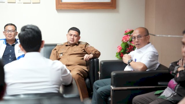 Wali Kota Makassar Munafri Arifuddin saat berdiskusi taktis di ruang kerja PIP Makassar guna menyelaraskan rencana peluncuran rute pengoperasian armada transportasi kapal laut untuk wilayah kepulauan.