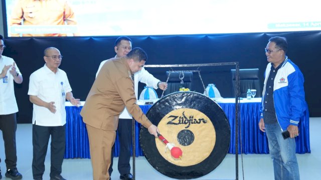 Wali Kota Makassar Munafri Arifuddin saat memukul gong secara simbolis menandai dimulainya pelaksanaan Diklat Pemberdayaan Masyarakat terkait keselamatan kapal tradisional di Kampus PIP Makassar.
