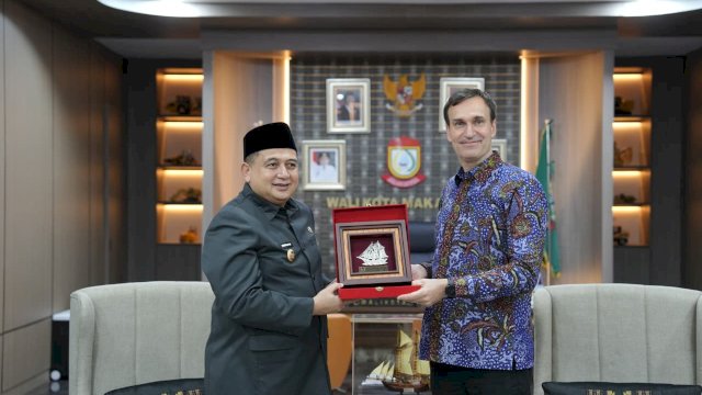 Wali Kota Makassar Munafri Arifuddin saat menyerahkan cinderamata miniatur Kapal Pinisi kepada Duta Besar Finlandia Pekka Kaihilahti sebagai simbol penjajakan kolaborasi kemitraan global di Balai Kota Makassar.