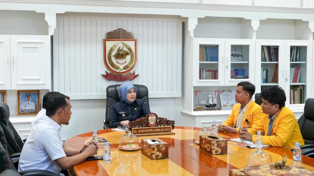 Wakil Wali Kota Makassar Aliyah Mustika Ilham saat berdiskusi bersama pengurus MPM UNM terkait persiapan teknis pelaksanaan Pekan Parlemen 2026 di Kantor Wali Kota.