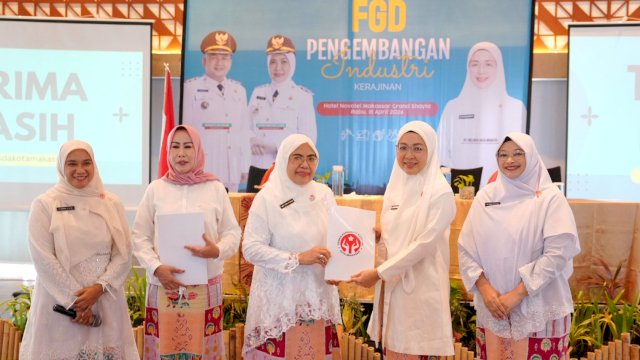 Ketua Dekranasda Kota Makassar Melinda Aksa saat menyerahkan dokumen kerja sama pembinaan pengrajin dalam rangkaian acara FGD Pengembangan Industri Kerajinan di Novotel Makassar Grand Shayla.