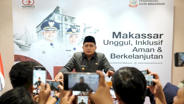 Wali Kota Makassar Munafri Arifuddin saat memberikan pernyataan pers terkait komitmen pengalihan anggaran belanja kendaraan dinas jabatan untuk prioritas program kemaslahatan publik di Balai Kota.