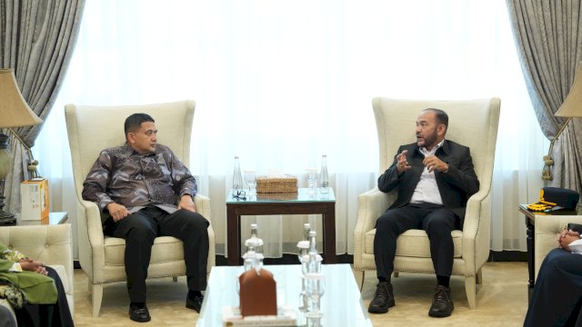 Wali Kota Makassar Munafri Arifuddin saat berdiskusi dengan Kepala Balai Besar BMKG Wilayah IV Makassar Nasrol Adil terkait rencana integrasi fitur prakiraan cuaca pada aplikasi Lontara Plus di Rumah Jabatan Wali Kota.