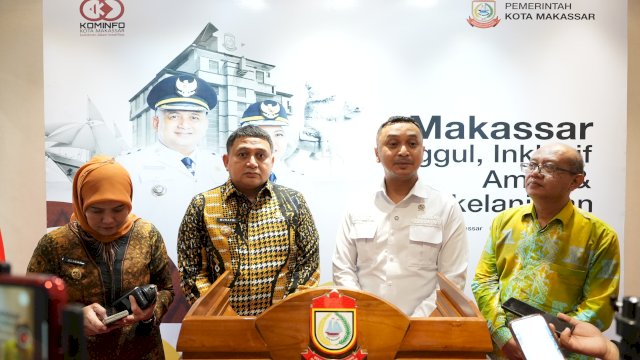 Wakil Menteri Kebudayaan RI Giring Ganesha didampingi Wali Kota Makassar Munafri Arifuddin memberikan keterangan pers di Balai Kota Makassar terkait kesiapan pelaksanaan Konferensi Musik Indonesia (KMI) 2026.