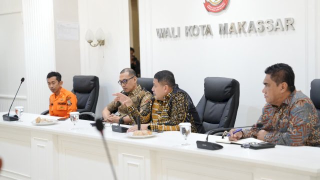 Wali Kota Makassar Munafri Arifuddin saat memimpin jalannya rapat koordinasi lintas sektoral di Balai Kota untuk mematangkan strategi operasi satu komando menghadapi ancaman El Nino 2026.