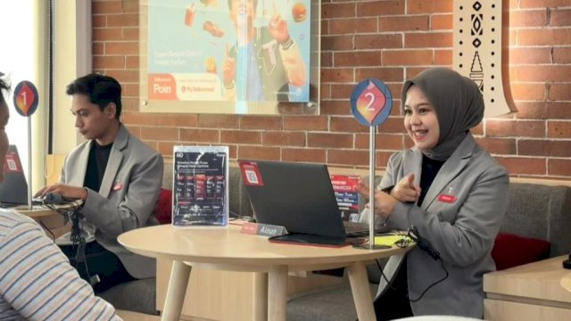 Melalui layanan ini, Telkomsel menghadirkan petugas GraPARI yang telah dibekali kemampuan Bahasa Isyarat Indonesia (Bisindo).