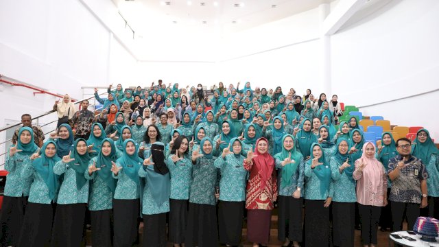 Pengurus dan kader TP PKK Kota Makassar berfoto bersama dengan menyuarakan simbol literasi usai mengikuti sosialisasi Gerakan Gemar Membaca 15 Menit Sehari di Auditorium Gedung PKK.